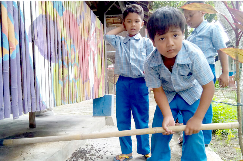 Bersih-Bersih Rumah Hewan SD 1 Sunan Bonang
